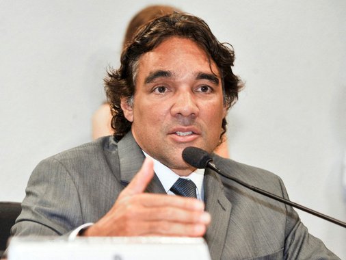 Ex-senador Edison Lobão Filho (PMDB-MA) negou irregularidades liberação de pagamentos do Grupo Bertin, além de oito notas promissórias de R$ 1 milhão cada, para o peemedebista; as notas teriam vencimentos entre agosto de 2014 e maio deste ano, de acordo com a PF; o grupo é alvo da Operação Lava Jato; segundo ele, as notas "foram emitidas quando houve a intenção de vender uma participação societária para o grupo", mas "não houve, de forma alguma, recursos transferidos entre as partes, ou seja, foi simplesmente um negócio anulado"