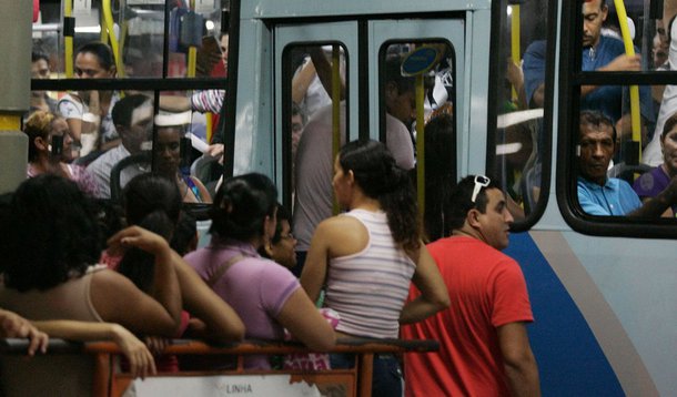 A Prefeitura do Rio estabeleceu que 70% das viagens serão feitas em veículos climatizados até o fim de 2016; a meta foi criada no decreto que autorizou o aumento das passagens de R$ 3,40 para R$ 3,80 (11,7%) a partir deste sábado (2); o percentual contraria uma das metas anunciadas pelo próprio Paes em 2012, por meio do Plano Estratégico do município para o período de 2013 a 2016, que pode ser consultado no próprio site da prefeitura