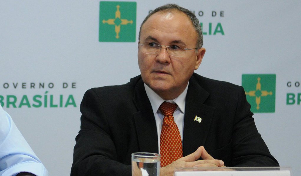 A redução é consequência das novas regras para o pagamento de dívidas refinanciadas com a União; com as alterações, as parcelas mensais também terão impacto nas contas locais: serão de aproximadamente R$ 9,6 milhões, uma economia de R$ 2,1 milhões; "Por ano, será uma redução de quase R$ 24 milhões; "O impacto mensal é positivo, e qualquer valor nos ajudará", diz o secretário-adjunto de Fazenda do DF, João Antônio Fleury; as novas regras foram sancionadas pela presidente Dilma após reivindicação de governadores em reunião articulada pelo governador do Distrito Federal, Rodrigo Rollemberg
 