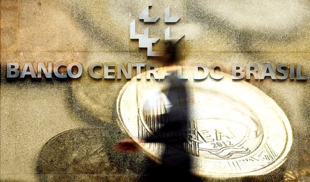 O Banco Central (BC) espera por maior retração da economia este ano; a projeção para a queda do PIB passou de 2,7%, divulgada em setembro, para 3,6%; a informação é do Relatório de Inflação divulgado nesta quarta (23); para 2016, a estimativa de queda do PIB é 1,9%; o consumo das famílias deve cair 2%, uma melhora em relação à retração projetada para este ano (3,8%); o banco prevê ainda que “o menor dinamismo da economia brasileira seguirá causando impacto nas importações de bens e serviços, que deverão recuar 11% em 2016, contrastando com a projeção de crescimento de 2% para as exportações”