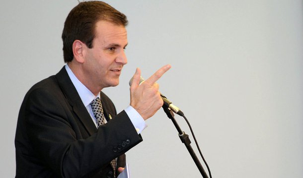 A regulamentação da lei que altera a indexação das dívidas dos Estados e municípios permitirá que a prefeitura do Rio de Janeiro zere totalmente sua dívida junto à União; Pela correção anterior, o município, comandado pelo prefeito Eduardo Paes, ainda teria de pagar R$ 6,2 bilhões, compromisso extinto com a nova lei; também poderão ser resgatados cerca de R$ 600 milhões depositados judicialmente ao longo de 2015