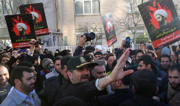 Depois que manifestantes iranianos invadiram e incendiaram a embaixada da Arábia Saudita em Teerã, em protesto contra a execução do clérigo xiita Nimr Baquer Al Nimr, vários países do oriente médio anunciaram ações de retaliação; após a própria Arábia Saudita, o Barein e o Sudão anunciarem o rompimento de relações diplomáticas com o Irã, os Emirados Árabes Unidos anunciaram nesta segunda-feira, 4, que chamaram o seu embaixador no Irã e decidiram reduzir o nível das relações diplomáticas com o país