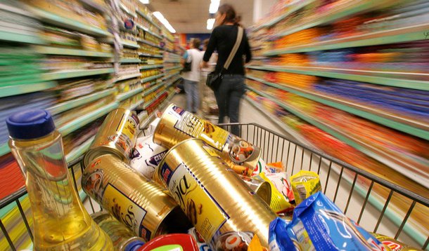 A capital federal fechou o ano passado com uma inflação de 11,95%, segundo o Índice de Preços ao Consumidor Semanal (IPC-S), medido pela Fundação Getulio Vargas (FGV); entre as sete capitais pesquisadas pela FGV, a capital federal foi a que teve a maior alta de preços; em 2014, Brasília havia registrado uma taxa de inflação de 6,74%