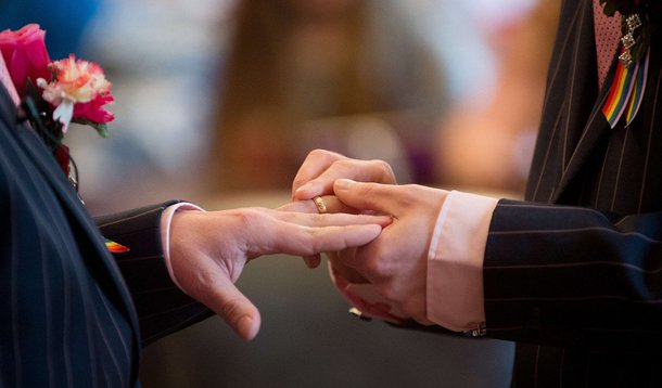 Uma corte acolheu pela primeira vez um caso de casamento homossexual na China, numa ação aberta por um homem gay contra um cartório civil que negou a ele o direito de se casar; Sun Wenlin, de 26 anos, disse que uma corte de Changsha, capital da província Hunan, acolheu seu processo na última terça-feira