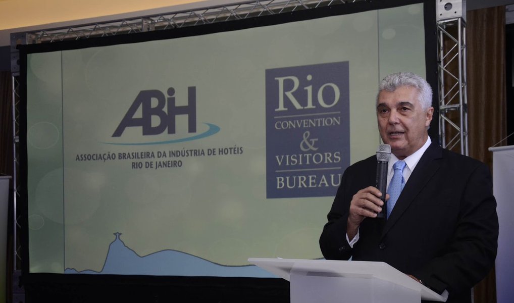 Presidente da Associação Brasileira de Indústrias de Hotéis do Rio de Janeiro (Abih-RJ), Alfredo Lopes disse que a ocupação hoteleira da cidade nestes últimos dias do ano aumentou 12% em relação a 2014; “A expectativa para o réveillon é excepcional porque o Rio de Janeiro aumentou a oferta de 3 mil novos quartos", afirmou; segundo o dirigente, "são números que se revelam em meio à crise em que estamos"; "Isso pode ser considerado uma vitória, porque gera impostos e alto consumo dos turistas, o que beneficia a cidade como um todo"