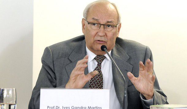 Jurista Ives Gandra Martins, que chegou a elaborar um parecer pelo impeachment de Dilma Rousseff, defende a medida provisória que prevê acordos de leniência com empresas envolvidas na Lava Jato: “Nada mais são do que a versão da delação premiada da pessoa física para a pessoa jurídica, com benefício para a nação incomensuravelmente maior: a preservação de empregos”
