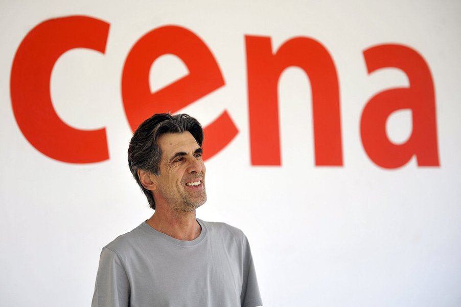 Em meio a um debate sobre a Lei do Silêncio, em pleno carnaval, o secretário de Cultura, Guilherme Reis, diz que o carnaval é do folião; segundo ele, não há regras, mas os blocos precisam cumprir o compromisso que acertaram com as administrações regionais quanto a trajetos e horários; "Acho que vai ser mais um carnaval inesquecível, onde a população vai para a rua, onde a comunidade está se organizando e está se resolvendo cada vez mais, onde a dependência de governo em termos de verba pública deixa ser excessiva", afirma em entrevista ao Correio Braziliense