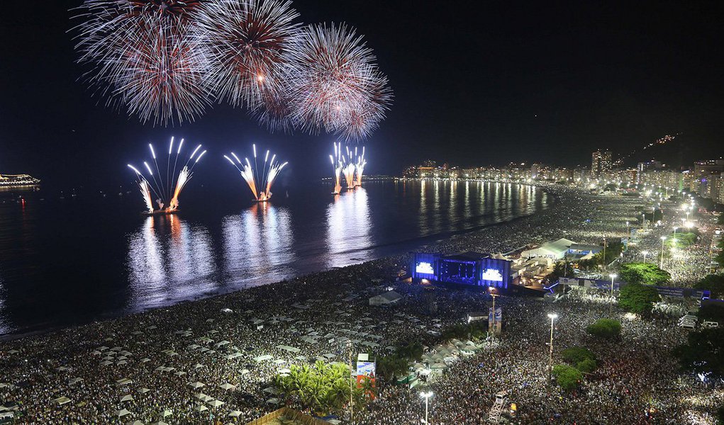 Pesquisa divulgada pela Associação Brasileira da Indústria de Hotéis do Rio de Janeiro revela que 77% dos quartos na capital fluminense já estão reservados para o réveillon deste ano; o resultado supera em 4% o índice apurado em 2014; os bairros mais procurados são Ipanema e Leblon, situados na zona sul da cidade, com 94% de ocupação; em seguida, aparecem Copacabana, com taxa de 88%, e Flamengo, com 70%