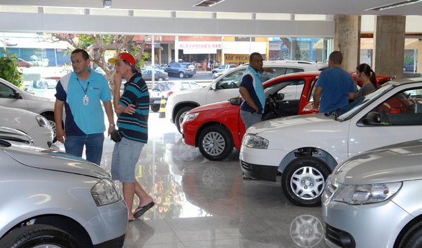 Em 2015, foram vendidos 3.982.816 unidades contra 5.096.207 em 2014, uma queda de 21,85%, segundo a Fenabrave; ano passado foi o terceiro que fechou em baixa no setor; mercado voltou ao nível das vendas de 2007; na comparação de dezembro com novembro (311.464), houve aumento de 19,11%