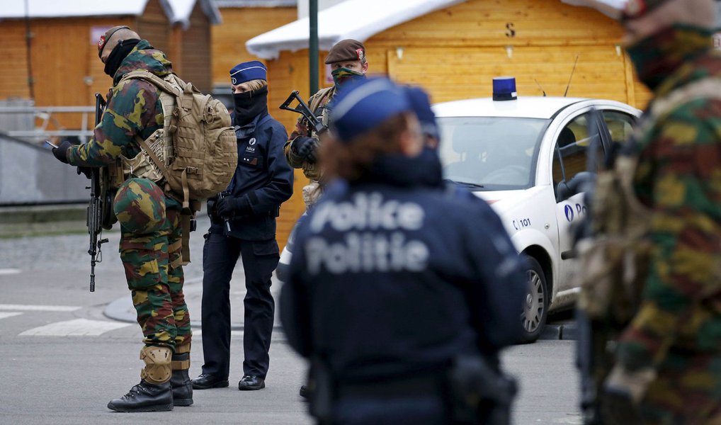 Três suspeitos presos por investigadores belgas acusados pelo planejamento de  um suposto ataque em Bruxelas na noite do Ano Novo foram soltos hoje (1º); nesta quinta-feira (31) a polícia prendeu seis suspeitos após buscas em sete pontos na capital e em outras localidades; clima de terror provocou a suspensão da queima de fogos de artifício da cidade