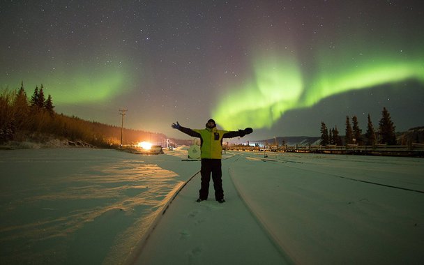 Boreal no hemisfério norte, austral no hemisfério sul, as auroras polares são um espetáculo luminoso celeste que desde sempre intriga e fascina. Com luminosidade normalmente tênue, as auroras de repente “acendem” suas cores e a intensidade de sua luz, num fenômeno que foi chamado de breakup (colapso). Cientistas japoneses acabam de descobrir por que isso acontece.