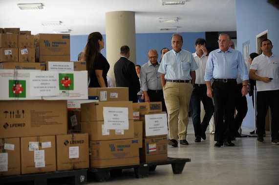 Após decretar estado de emergência na saúde na noite de quarta-feira (23), o governador do Rio de Janeiro, Luiz Fernando Pezão, recebeu nesta manhã, no Hospital da Lagoa, material médico doado pelo Ministério da Saúde; um caminhão com o primeiro lote de insumos foi levado para o Hospital Getúlio Vargas, na Penha, de onde o material também será distribuído para os hospitais Adão Pereira Nunes, em Duque de Caxias, na Baixada Fluminense, e Alberto Torres, em São Gonçalo, na região metropolitana; no total, o ministério vai doar R$ 20 milhões em produtos destinados à saúde para o governo do estado