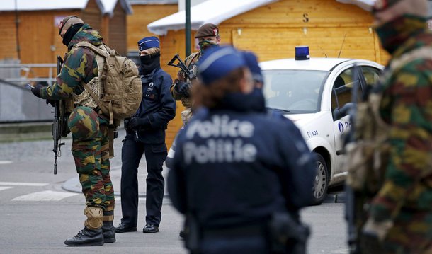 Três suspeitos presos por investigadores belgas acusados pelo planejamento de  um suposto ataque em Bruxelas na noite do Ano Novo foram soltos hoje (1º); nesta quinta-feira (31) a polícia prendeu seis suspeitos após buscas em sete pontos na capital e em outras localidades; clima de terror provocou a suspensão da queima de fogos de artifício da cidade