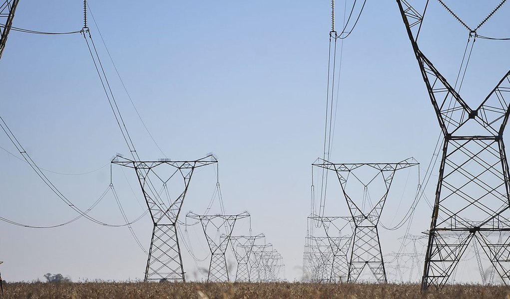 O Brasil importará energia elétrica de geradoras do Uruguai situadas próximas da fronteira com o Brasil, segundo portaria do Ministério de Minas e Energia brasileiro publicada nesta terça-feira no Diário Oficial da União; a publicação reconhece a "necessidade de importação de energia elétrica" do país vizinho, "de forma excepcional e temporária"