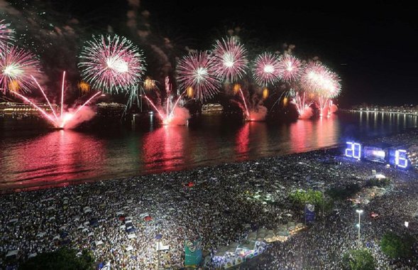 Dois milhões de pessoas lotaram as ruas e orla da Praia de Copacabana, na cidade do Rio de Janeiro, para a virada de ano; elas assistiram a 16 minutos de queima de fogos de artifício, iluminando o céu com várias cores; as luzes foram acompanhadas por trilha sonora com referência às Olimpíadas, um dos símbolos da festa, que também homenageou os 100 anos do samba, completados em 2016; um dos pontos altos foi a música Carruagem de Fogo, conhecida por ser o hino dos maratonistas, tocada em ritmo de funk, no meio da queima de 24 toneladas de fogos