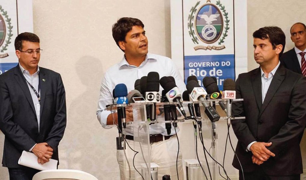 Administração de Eduardo Paes vai assumir a gestão dos hospitais Albert Schweitzer, em Realengo, e Rocha Faria, em Campo Grande, os dois na zona oeste da cidade; secretário de Coordenação de Governo do município, Pedro Paulo Carvalho, será o coordenador da transferência dos hospitais para a prefeitura; "Apesar de ter terminado 2015 com superávit, a prefeitura mantém suas contas organizadas e todas as contas foram feitas para assumir estes hospitais", disse Pedro Paulo; contratos em vigor nos dois hospitais representam um custo anual de R$ 500 milhões, recursos que sairão do próprio caixa da prefeitura