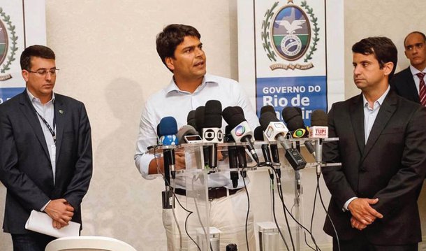 Administração de Eduardo Paes vai assumir a gestão dos hospitais Albert Schweitzer, em Realengo, e Rocha Faria, em Campo Grande, os dois na zona oeste da cidade; secretário de Coordenação de Governo do município, Pedro Paulo Carvalho, será o coordenador da transferência dos hospitais para a prefeitura; "Apesar de ter terminado 2015 com superávit, a prefeitura mantém suas contas organizadas e todas as contas foram feitas para assumir estes hospitais", disse Pedro Paulo; contratos em vigor nos dois hospitais representam um custo anual de R$ 500 milhões, recursos que sairão do próprio caixa da prefeitura