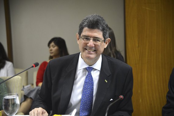 Informação é de fontes da agência Reuters; em café da manhã com jornalistas nesta manhã, o ministro da Fazenda afirmou que quaisquer mudanças na equipe econômica dependerão de o governo definir quais são suas prioridades; Joaquim Levy evitou confirmar se está de saída do governo e disse que não quer criar nenhum constrangimento à presidente Dilma Rousseff