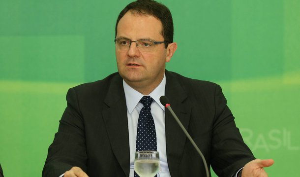 O novo ministro da Fazenda, Nelson Barbosa, voltou a se reunir os membros da sua ao longo deste domingo (20); reunião de transição começou por volta de 11h e se prolongou por toda a tarde, com a presença de técnicos do ministério; no sábado, ele já havia reunido parte de sua equipe com o mesmo objetivo; na sexta-feira (18), a presidenta Dilma Rousseff confirmou a saída de Joaquim Levy do comando da pasta e anunciou Barbosa para o posto; posse acontece nesta segunda-feira (21), às 17h, no Palácio do Planalto