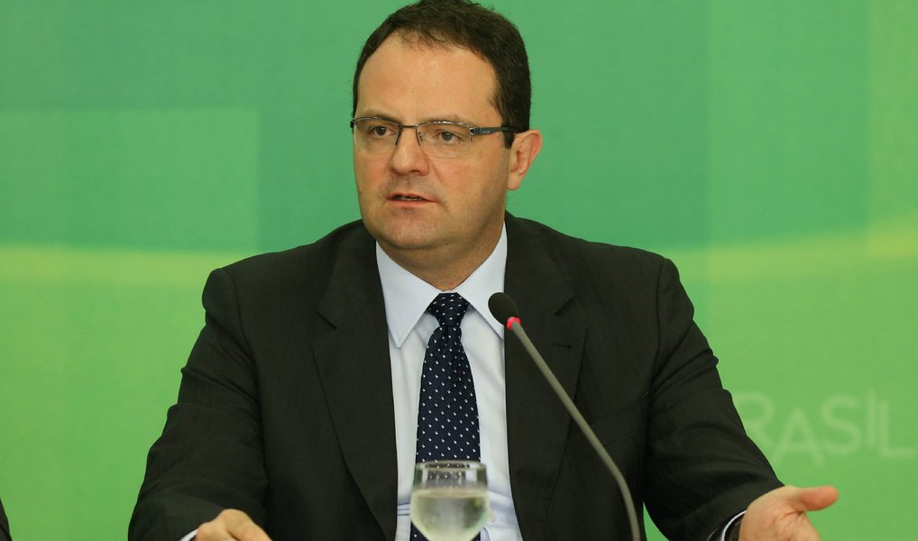 O novo ministro da Fazenda, Nelson Barbosa, voltou a se reunir os membros da sua ao longo deste domingo (20); reunião de transição começou por volta de 11h e se prolongou por toda a tarde, com a presença de técnicos do ministério; no sábado, ele já havia reunido parte de sua equipe com o mesmo objetivo; na sexta-feira (18), a presidenta Dilma Rousseff confirmou a saída de Joaquim Levy do comando da pasta e anunciou Barbosa para o posto; posse acontece nesta segunda-feira (21), às 17h, no Palácio do Planalto
