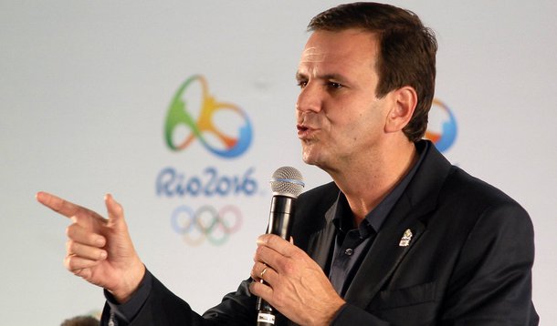 Prefeito do Rio, Eduardo Paes (PMDB), afirma que o evento é uma oportunidade de mostrar que o país "não é só Lava Jato, roubalheira, falta de planejamento, com obra não terminando no prazo"; ele volta a se posicionar contra o golpe: “Impopularidade, equívocos na condução da política econômica e erros de governo não são motivos para impeachment. Impeachment não é golpe, desde que haja um crime de responsabilidade. Não me parece haver”; sobre 2018, nega interesse em disputar a Presidência, diz que o candidato natural do PMDB é Michel Temer, mas afirma preferência por José Serra: “torço muito para o [senador José] Serra se mudar logo para o PMDB e ser o candidato a presidente”