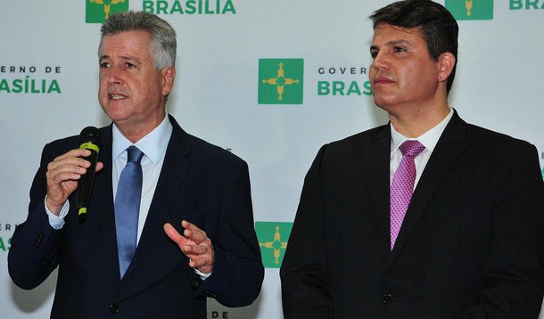 O governador do Distrito Federal, Rodrigo Rollemberg, publicou um decreto que prorroga a situação de emergência na Saúde por mais seis meses, até meados de julho; na prática, o decreto permite que o governo adquira medicamentos e insumos sem licitação, autorize a realização de horas extras, chame concursados e estenda cargas horárias de 20h para 40h semanais; o estado emergencial foi decretado em janeiro de 2015, na terceira semana do governador no cargo, e já havia sido prorrogado em julho; segundo o texto, o DF deve atingir 540 dias em emergência na saúde pública