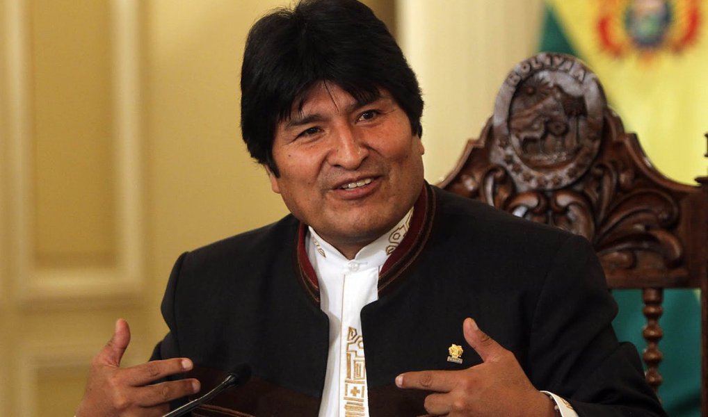 Em artigo na Rede Brasil Atual, o sociólogo Emir Sader detalha o sucesso do presidente boliviano no combate à desigualdade; "Nos quase dez anos do governo de Evo Morales, a extrema pobreza foi reduzida pela metade, de 37% a 18% da população. As reservas internacionais aumentaram até chegar a US$ 15 bilhões. PIB boliviano aumentou quatro vezes, passando de US$ 8 bilhões em 2005 para US$ 34 bilhões", afirma; população boliviana decidirá em referendo no dia 21 de fevereiro, se Evo Morales e Álvaro García Linera poderão se candidatar a um novo mandato presidencial, a partir de 2020