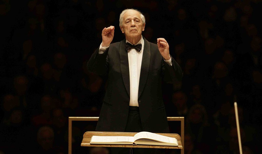 Considerado um dos maiores nomes da música clássica contemporânea, o compositor e maestro francês Pierre Boulez morreu, aos 90 anos, em Baden-Baden, na Alemanha, onde vivia, revelou Philhamornie de Paris; “A presença dele continuará viva e intensa para todos os que o conheciam e gostavam da energia criativa, da exigência artística, da disponibilidade e da generosidade", afirma a família de Pierre Boulez no comunicado