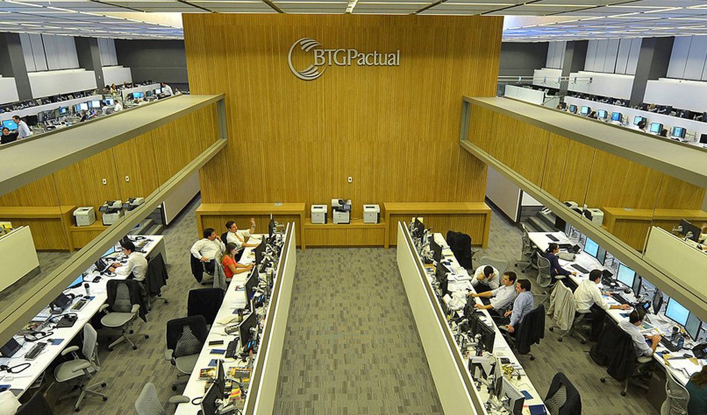 Banco BTG Pactual confirmou a venda de créditos e títulos de renda fixa para o Itaú BBA, banco de investimento do Itaú Unibanco; transação foi concretizada por R$ 900 milhões; BTG informou, ainda, que não negociou a venda de seus ativos no setor de seguros (Pan Seguros e Ariel Re)