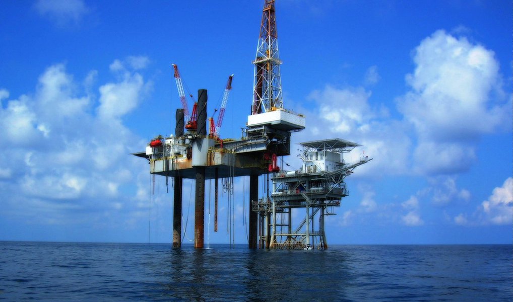 O Instituto Brasileiro do Petróleo, Gás e Biocombustíveis (IBP) afirmou que as mudanças de alíquotas de leis estaduais, publicadas nesta quarta-feira, 30, acarretará na redução de investimentos na atividade, "diminuição ainda maior da arrecadação de royalties e participações especiais e a redução de emprego e renda no país, com impactos no curto, médio e longo prazo"; soma dos projetos formulados pelo governo fluminense, por meio da Sefaz e pela Alerj, levará a um aumento da arrecadação estadual estimado em R$ 5,6 bilhões no próximo ano