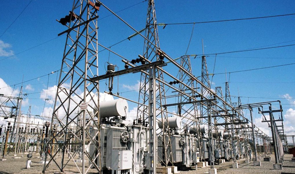 Um erro no software da Câmara de Comercialização de Energia Elétrica (CCEE) a comercializadores de energia obterem um ganho indevido de R$ 100 milhões nos últimos oito meses; este valor foi pago na conta de luz de clientes residenciais e empresariais; a CCEE é um órgão privado responsável por registrar e fiscalizar os contratos do setor elétrico; a maior parte deles contempla a energia regulada pela Agência Nacional de Energia Elétrica (Aneel)