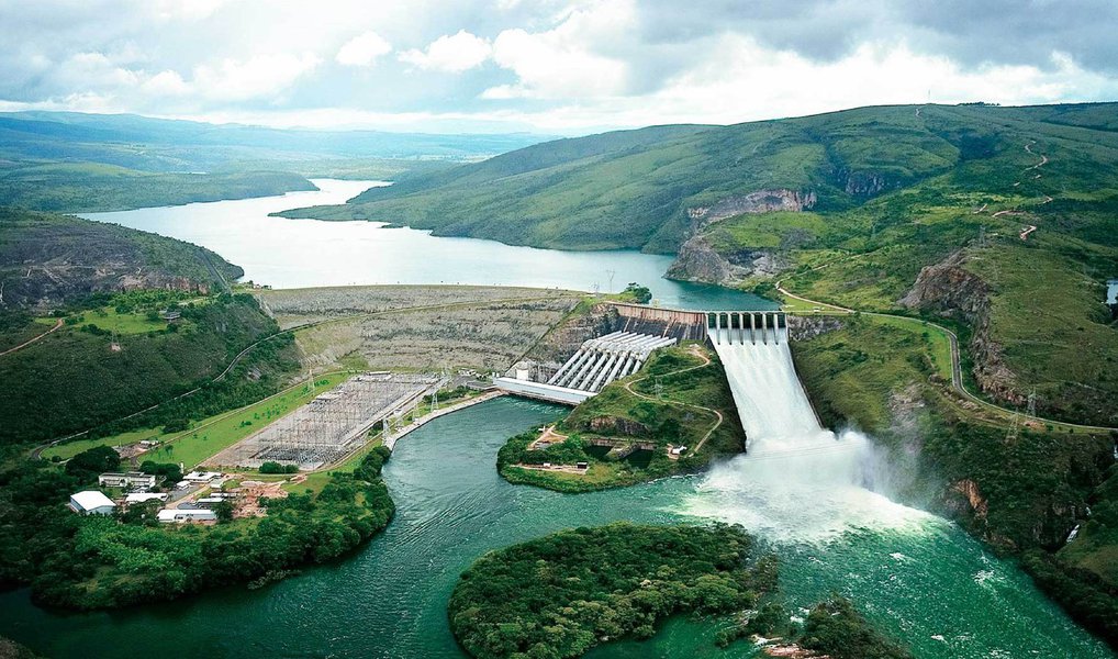 Concessões de hidrelétricas leiloadas no fim de novembro foram pagos pelas empresas ao Tesouro Nacional na segunda-feira, 4, disse nesta terça o secretário-executivo do Ministério de Minas e Energia, Luiz Eduardo Barata; leilão de hidrelétricas existentes promovido pelo governo federal em 25 de novembro superou expectativas e vendeu todos os ativos oferecidos, com uma arrecadação de R$ 17 bilhões
