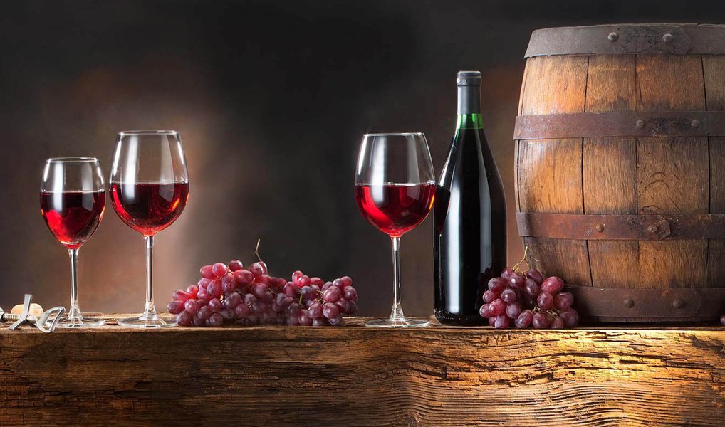 Diário Oficial da União publicou a Medida Provisória 690, que aumenta a tributação sobre bebidas alcoólicas quentes, como vinho, cachaça e uísque, e produtos de informática; houve também mudança na forma de cobrança do IPI, cuja alíquota passa a ser sobre o valor do produto; com a mudança, uma garrafa de vinho nacional de R$ 50 deixa de pagar R$ 0,73 de imposto e passa a pagar R$ 5; expectativa é que as alterações tragam receita de R$ 7,7 bilhões em 2016