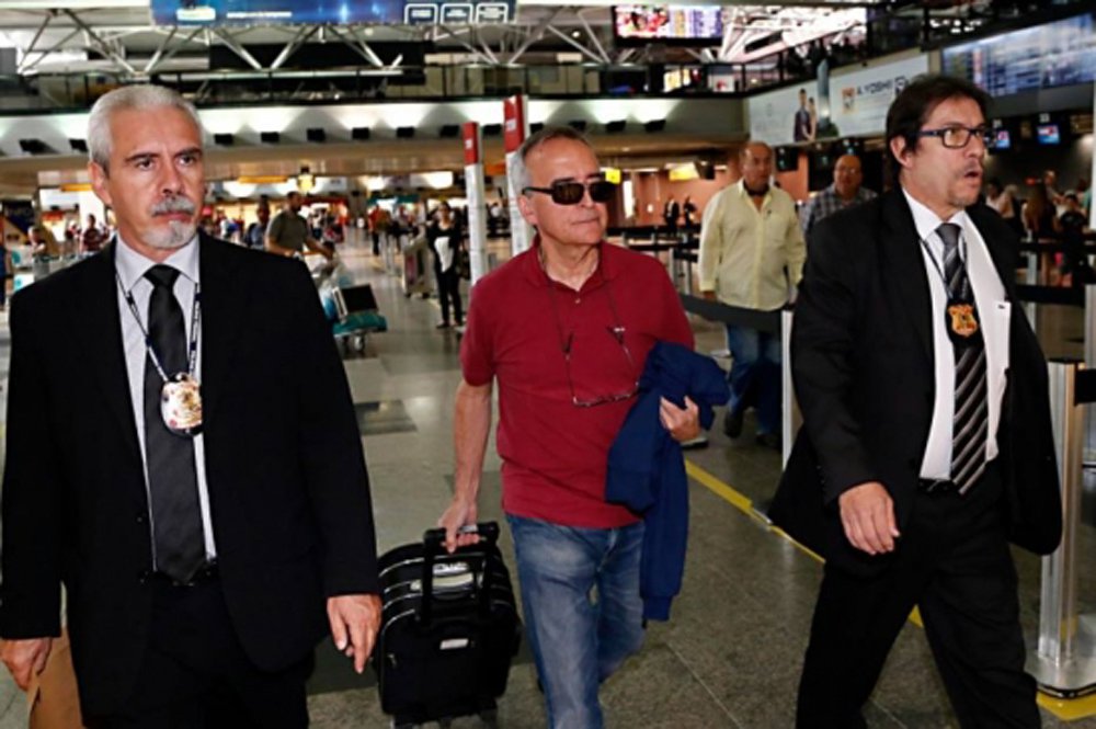 Ex-diretor da Petrobras Nestor Cerveró, preso em pela Operação Lava Jato, foi hostilizado por passageiros durante o voo que partiu de Curitiba (PR) com destino ao Rio de Janeiro (RJ);acompanhado por dois agentes federais, ele foi identificado quando o avião pousou no Aeroporto Santos Dumont; logo em seguida, alguns passageiros começaram a chamá-lo de "ladrão"; Cerveró desembarcou pela porta traseira da aeronave e entrou em um veículo da Polícia Federal que o aguardava no local; ele viajou ao Rio com autorização judicial para passar as festas de fim de ano com a família