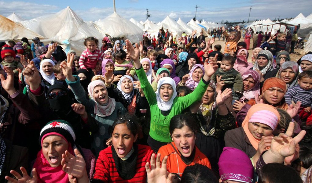 Número de pessoas deslocadas à força em nível mundialpode ter "ultrapassado muito" um recorde de 60 milhões neste ano, principalmente em razão de guerras e conflitos como os registrados na Síria, disse a Organização das Nações Unidas (ONU); estimativa inclui 20,2 milhões de refugiados que fogem de guerras e perseguições, o maior número desde 1992