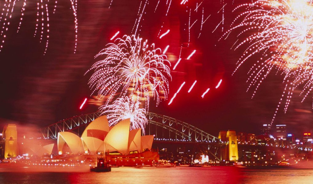Habitantes de Sidney comemoram a virada de ano em razão do fuso horário, 11 horas a mais em relação a Brasília; houve um grandioso espetáculo de fogos, depois de as ilhas de Kiribati e Samoa terem sido as primeiras – em todo o mundo - a comemorar o ano novo