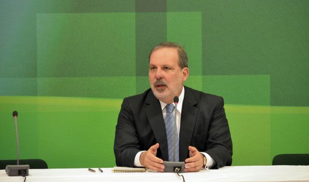 Ministro do Desenvolvimento, Indústria e Comércio Exterior brasileiro, Armando Monteiro Neto, disse que o Brasil espera concluir um acordo automotivo com o Paraguai no primeiro trimestre do próximo ano;  Paraguai é o único membro do Mercosul com o qual o Brasil não tem um acordo neste setor; "Os presidentes já nos autorizaram a fazer um acordo, estamos concluindo as negociações (...) queremos concluir no primeiro trimestre do próximo ano", disse o ministro