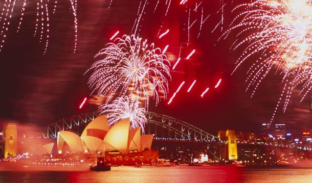 Habitantes de Sidney comemoram a virada de ano em razão do fuso horário, 11 horas a mais em relação a Brasília; houve um grandioso espetáculo de fogos, depois de as ilhas de Kiribati e Samoa terem sido as primeiras – em todo o mundo - a comemorar o ano novo