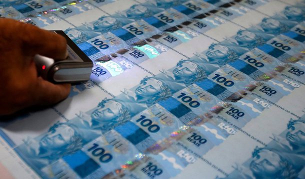 O Banco Central projetou nesta terça-feira que a dívida pública bruta do Brasil chegará a 70,7 por cento do PIB em 2016, considerando a meta de superávit primário de 0,5 por cento do PIB fixada na lei orçamentária anual, aprovada recentemente pelo Congresso