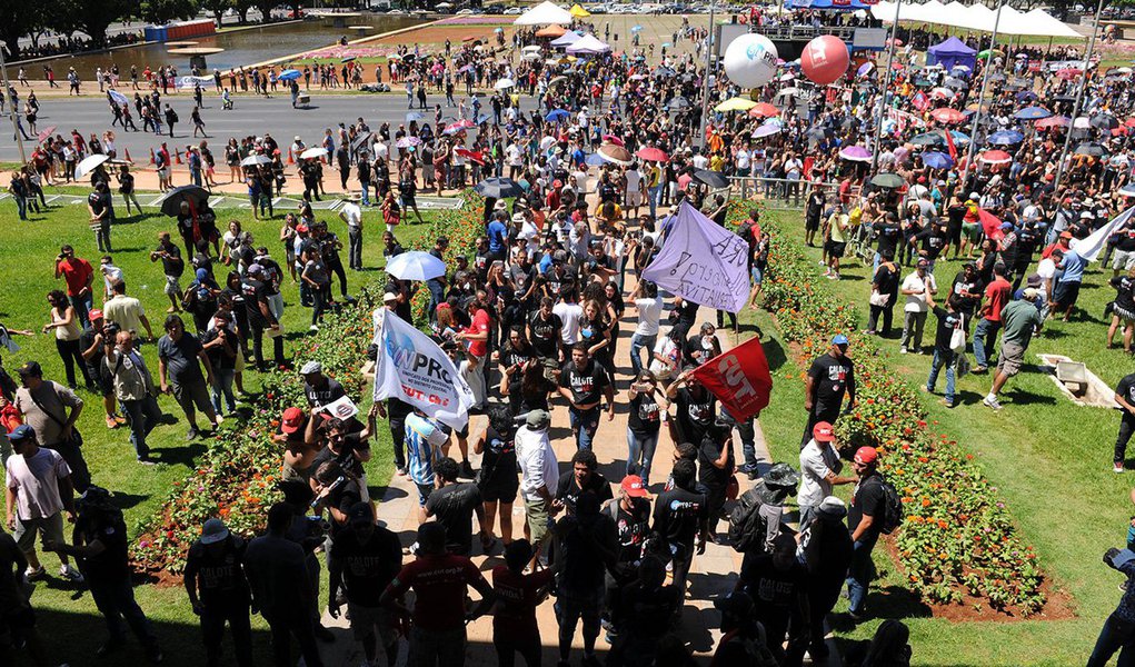 Durante assembleia do Sindicato dos Professores do Distrito Federal (Sinpro), um grupo a favor do movimento grevista tentou invadir o Palácio do Buriti; um vidro da sede do governo foi quebrado com uma pedra e grades de segurança foram arrancadas e usadas para bloquear o Eixo Monumental; segundo a Polícia Militar, 1,4 mil pessoas participavam do encontro; aação foi interrompida pela segurança do Palácio do Buriti, que teve de usar gás de pimenta para conter a invasão; depois disso, alguns manifestantes arremessaram pedras; outros retiraram parte das grades de segurança para fechar a pista, que foi bloqueada