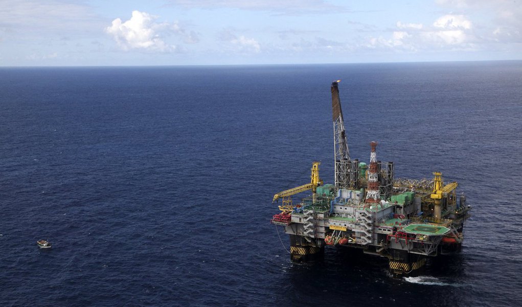 Estatal saiu derrotada em uma disputa com a Agência Nacional do Petróleo Gás Natural e Biocombustíveis (ANP) sobre as participações especiais relativas ao lucro obtido na produção de petróleo nas áreas de Lula e Cernambi, no pré-sal da Bacia de Santos, e teve de pagar cerca de R$ 650 milhões no terceiro trimestre; a companhia defende a separação dos dois campos porque quanto maior a área, maior o valor a ser pago 