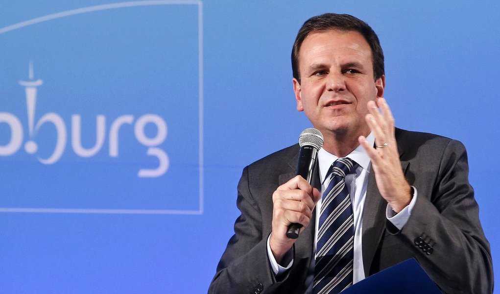 Prefeito do Rio, Eduardo Paes (PMDB), diz acreditar que a crise gerada pela divisão interna do partido em relação ao pedido de impeachment da presidente Dilma Rousseff irá "se acalmar"; para ele, a "bola" do vice-presidente Michel Temer "está mais baixa", numa clara referência à declaração pública do líder peemedebista de descontentamento com Dilma, seu distanciamento do governo e suas articulações para assumir o lugar dela; "Isso tudo fez mal ao Brasil, o País tem que andar", frisou