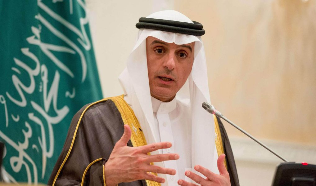 Em mais um capítulo da tensão no Oriente Médio após a execução do clérigo xiita Nimr al-Nimr, a Arábia Saudita anunciou neste domingo, 3, o rompimento diplomático com o Irã; ministro saudita de Relações Exteriores Adel al-Jubeir disse em entrevista coletiva que a missão diplomática do Irã e entidades relacionadas na Arábia Saudita teriam 48 horas para sair; nesse sábado, manifestantes iranianos invadiram e incendiaram a embaixada da Arábia Saudita em Teerã