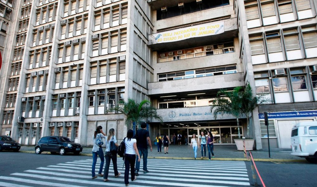 A Universidade do Estado do Rio de Janeiro (Uerj) vai suspender as aulas devido à "situação de insalubridade" que está vivendo, conforme comunicado do reitor Ricardo Vieiralvez, enviado aos professores e publicado no site da instituição, informando que as atividades acadêmicas serão paralisadas a partir desta terça-feira (24) devido à descontinuidade dos serviços terceirizados, "que afeta a segurança das pessoas e do patrimônio, causada pela situação pública de grave crise de financiamento do estado do Rio de Janeiro"