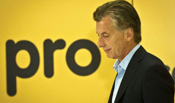 O governo recém-eleito da Argentina ordenou a suspensão imediata das transmissões do canal Senado TV; a medida viola o convênio com o Parlatino (Parlamento Latino-Americano), organização regional de Parlamentos, que possui o canal Parlatino Web TV, cujo servidor se encontra na plataforma do Senado TV, como explicou o ex-presidente do órgão, Carolus Wimmer; de acordo com ele, os 23 países integrantes serão afetados pela medida; para Wimmer, tirar a emissora do ar é um retrocesso, pois o objetivo da rede “é permitir que o povo veja o que fazem e como votam seus legisladores"