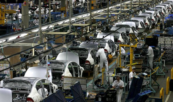 Previsão é a da associação de distribuidores, a Fenabrave; a entidade também estima queda de 5,9% nos licenciamentos de carros e comerciais leves este ano, para 2,33 milhões de unidades; em 2015, o setor acumulou retração de 26,5%