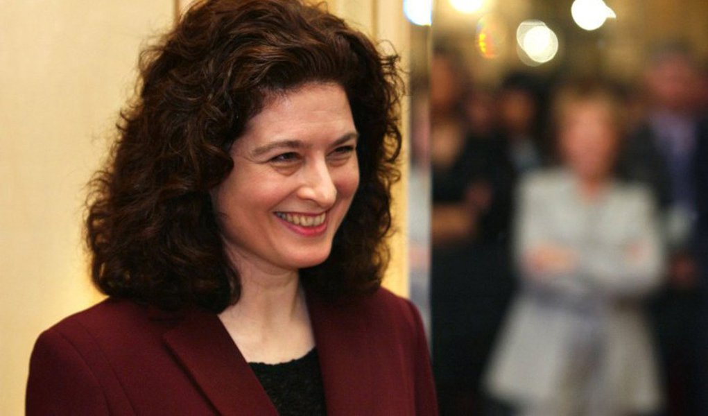 O governo da China confirmou neste sábado (26) que não renovará a permissão de correspondente da jornalista francesa Ursula Gauthier, da revista "L'Obs", por causa de um artigo sobre o terrorismo e a resposta de Pequim aos atentados de Paris, o que obriga ao repórter a deixar o país antes do dia 31 de dezembro; o porta-voz do Ministério de Relações Exteriores chinês Lu Kang acusou Gauthier em comunicado de "defender atos terroristas" e de provocar "ira" no povo chinês em uma reportagem escrita pela jornalista francesa no dia 18 de novembro