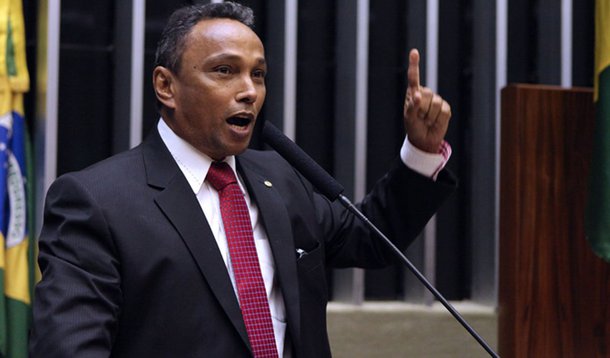 Para o líder do PT na Câmara, o país não pode ficar parado até fevereiro, quando termina o recesso parlamentar, aguardando uma decisão sobre o impeachment contra a presidente Dilma Rousseff; "Se é pra decidir o assunto, está aí, está decidido o rito, os prazos e vamos ser ágeis", defendeu Sibá Machado; ele acusou a oposição de renovar a aposta no 'quanto pior, melhor'; "A oposição joga de forma moleque"; "Brasil não pode parar e ficar a mercê de meia dúzia de tucanos com esse tipo de interesse. Interesse de parar o país a qualquer custo, ganhar pela desgraça, ganhar pelo quanto pior melhor", dispara