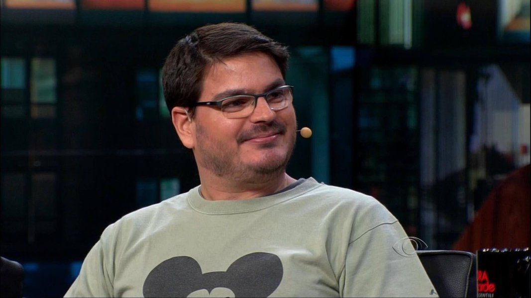 Em vídeo postado no Facebook, Rodrigo Constantino desabafa e diz que sofreu um expurgo em Veja semelhante aos que a Rússia stalinista fazia com seus adversários; isso porque todos os seus textos de seu blog foram apagados do histórico; Constantino diz ainda que "a voz da nova direita não irá se calar" e questiona se a Veja "sucumbiu ao PT"