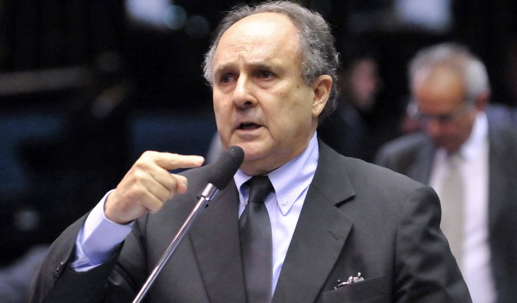 Senador brasiliense diz que pretende disputar prévias com o ex-ministro Ciro Gomes para concorrer ao Planalto; para ele, a polarização entre PSDB e PT destrói o país; calmo, fiel ao seu estilo, Cristovam percorre o pai em discursos e palestras para correligionários na caminhada rumo à disputa com o ex-governador cearense, que recentemente chamou o vice-presidente Michel Temer de chefe de quadrilha; o senador do PDT se afirma independente em relação à base aliada e diz não ser favorável ao impeachment de Dilma sem provas de que ela cometeu crime